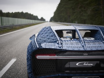Bugatti Chiron z klocków LEGO w skali 1:1